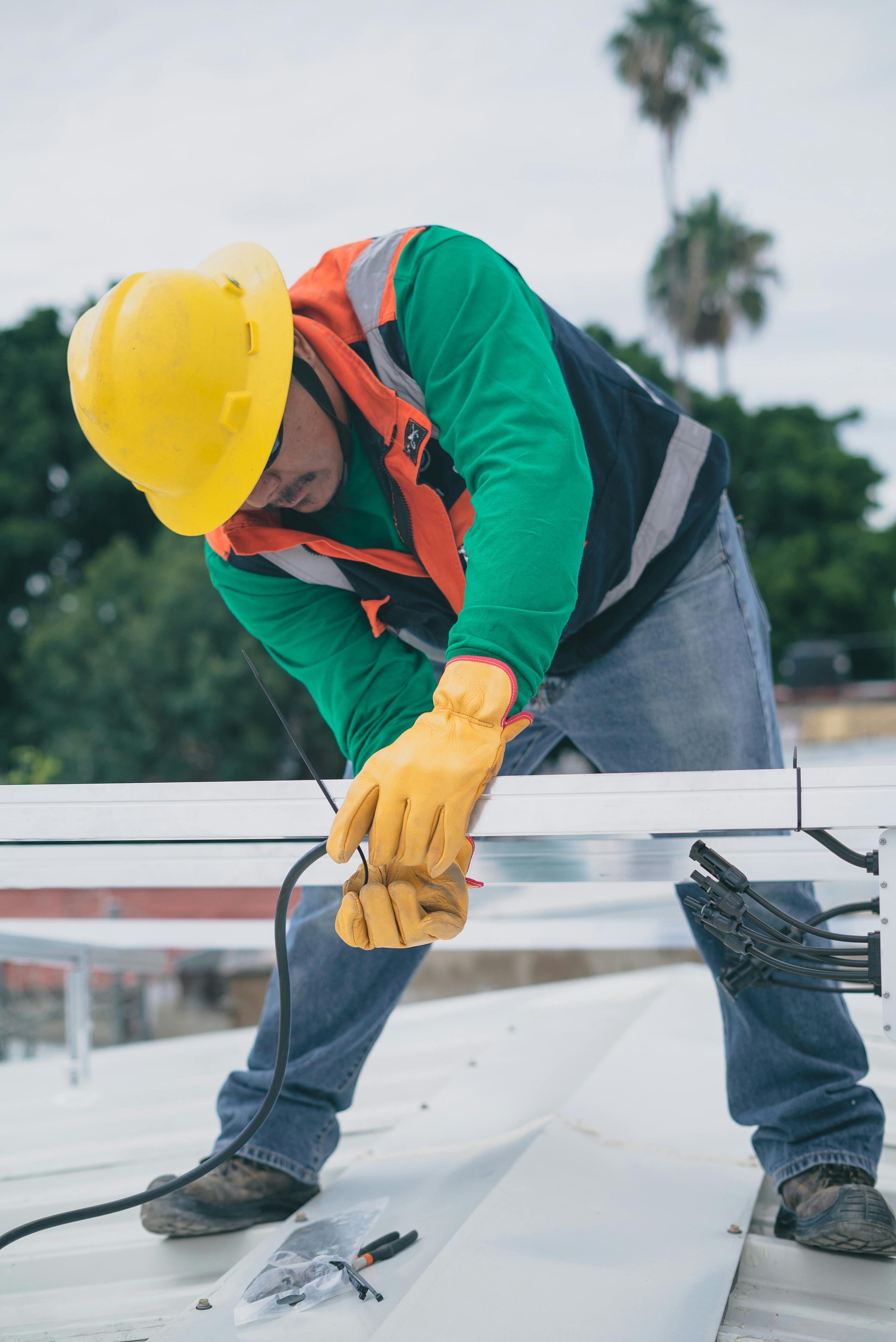 Iluminat pentru hale, montaj de tablouri electrice, întreținere și reparații pentru instalații de forță, comandă și semnalizare, automatizări industriale și instalații de curenți slabi – tot ce ai nevoie pentru performanță și siguranță.